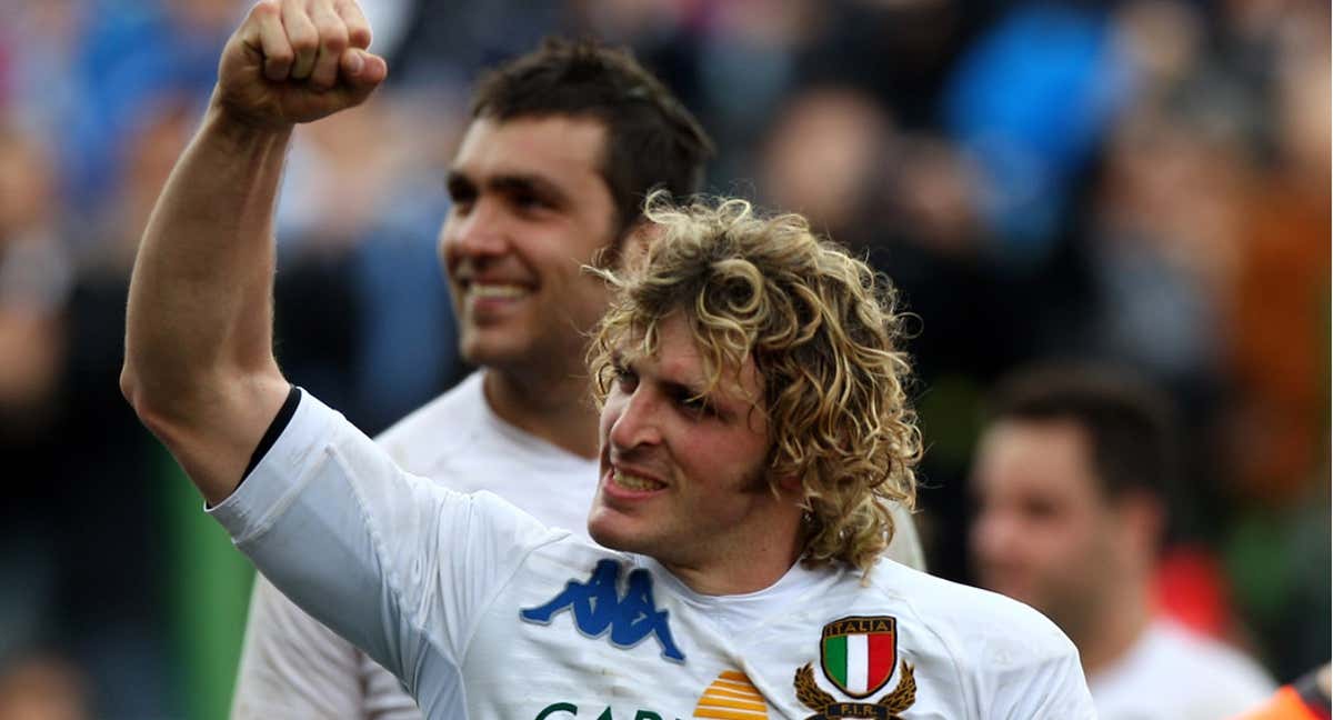 Mirco celebra un ensayo con Italia.