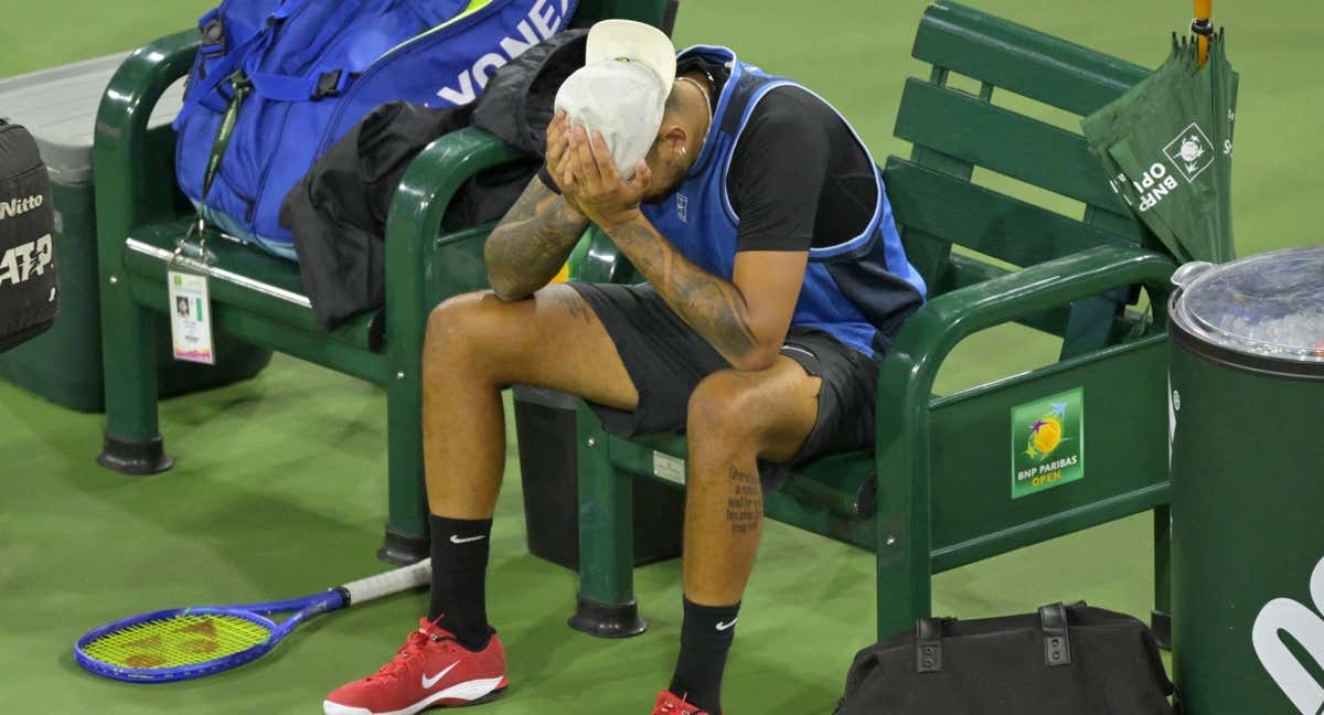 Nick Kyrgios se agarra la cabeza y se lamenta tras abandonar en la primera ronda de Indian Wells. /Jayne Kamin-Oncea-Imagn Images