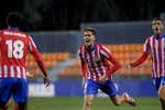 Un abrazo del héroe Niño con Fernando Torres escenifica que el sueño del Atleti B sigue muy vivo