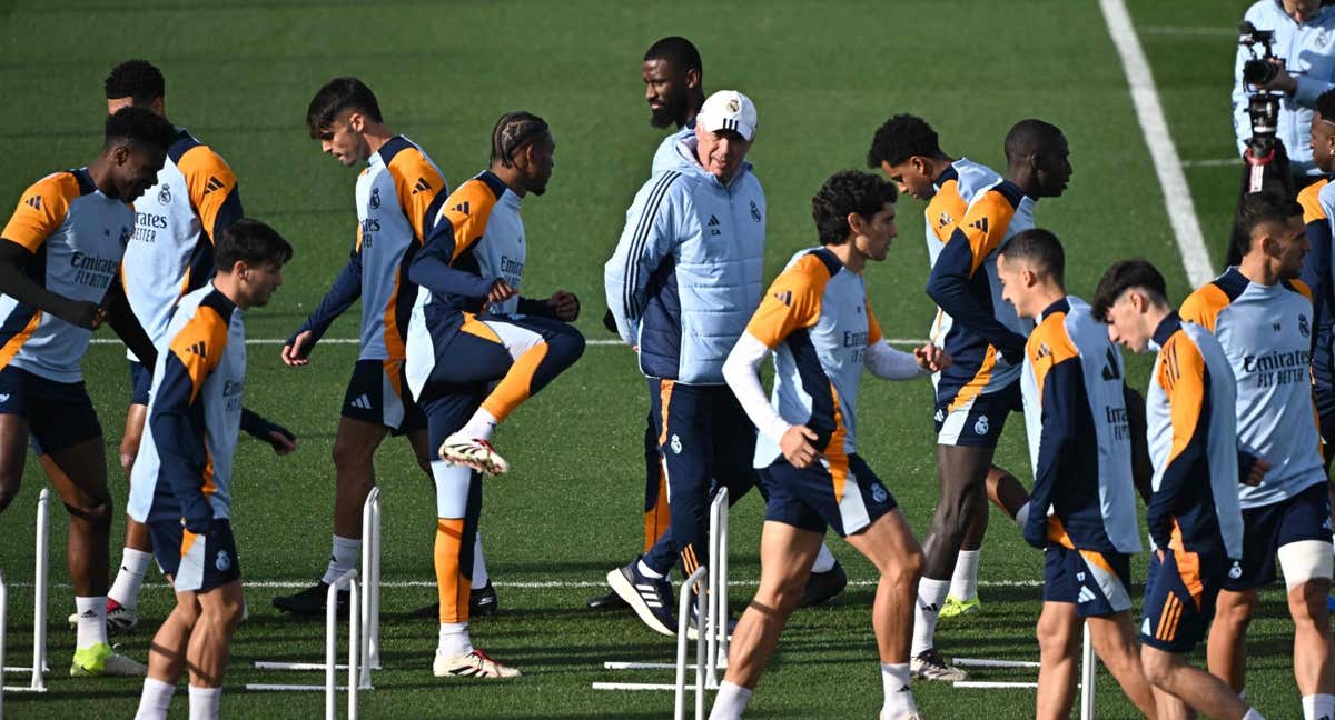 Carlo Ancelotti, durante un entrenamiento junto a los jugadores del Real Madrid./Agencias