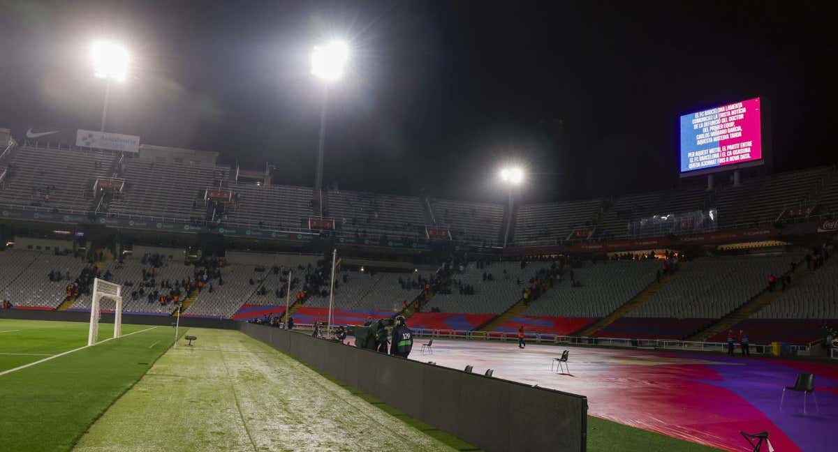 El Estadi Olímpic de Montjuïc, este sábado, cuando se comunicó la suspensión del encuentro. /EFE