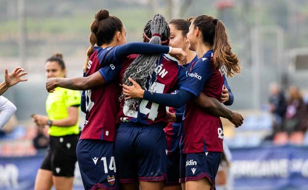 Las jugadoras del Levante celebrando el gol.  LEVANTE UD FEMENINO