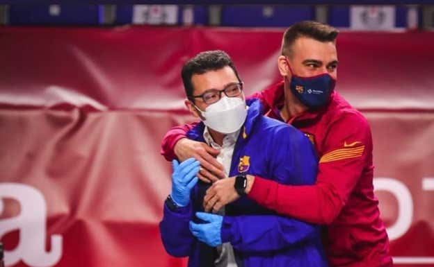 El doctor Miñarro celebra un gol con el capitán Sergio Lozano.  FCB SALA