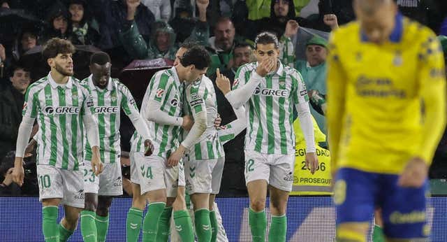 Diego Llorente desatasca al Betis que suma la cuarta seguida y deja en el alambre a Diego Martínez