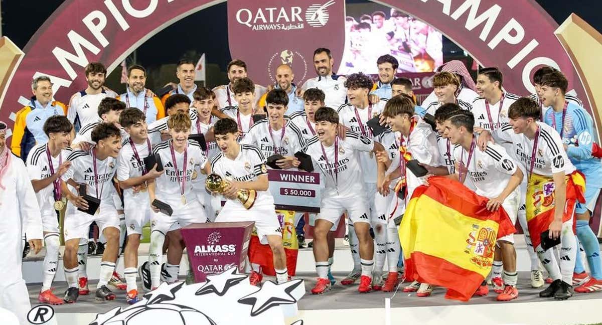 El cadete A del Real Madrid celebra la Al Kass International./Al Kass