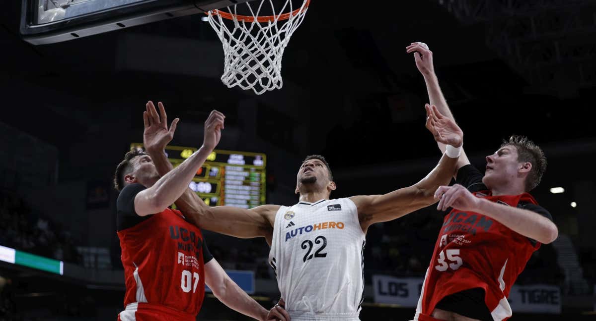 Edy Tavares durante una acción del partido ante el UCAM Murcia. /ACB PHOTO/V. CARRETERO