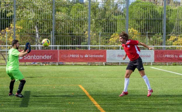 Julien Escudé, exjugador del Sevilla, marca un gol en la Liga de Medios con Radio Marca.