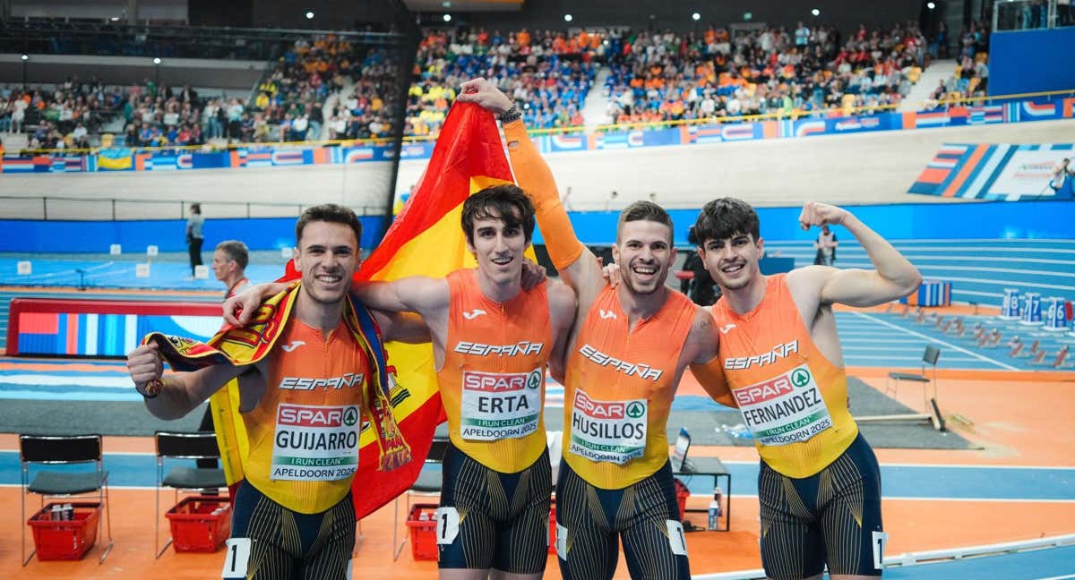 El relevo del 4x400, tras conquistar la plata en el Europeo de pista de cubierta de Apeldoorn. /RFEA