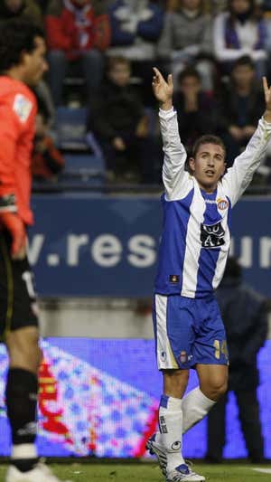 Angel Martínez celebrando un gol en el Sadar.  EFE / Jesús Diges