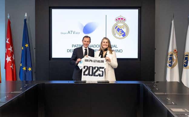 Emilio Butragueño y Ángeles Aguilar posan durante la firma de ATValor como patrocinador del Madrid.  ATValor