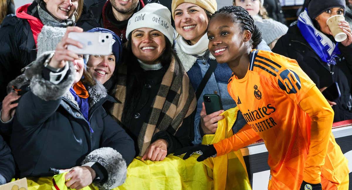 Linda Caicedo posa con los fans tras el partido de la Champions ante el Celtic. /Getty