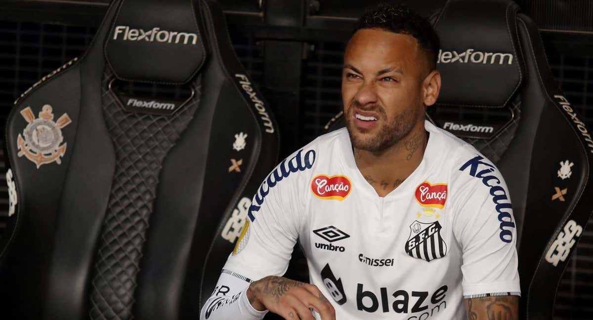 Neymar en el banquillo de Santos./Reuters