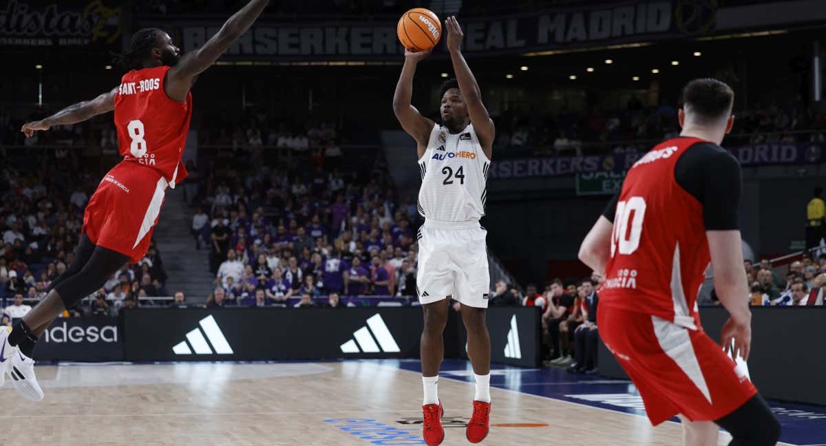 Andrés Feliz lanza de tres durante el partido ante UCAM Murcia./ACB Mdia