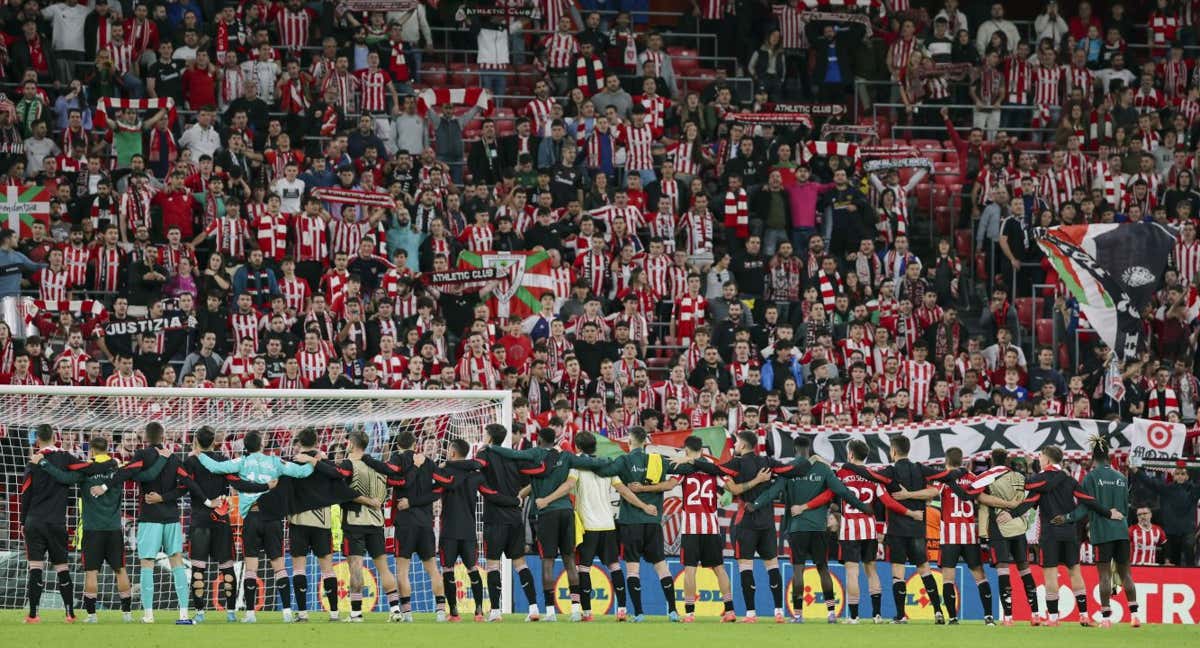 Los jugadores rojiblancos, frente a la Grada Popular, en un encuentro de esta temporada./EFE