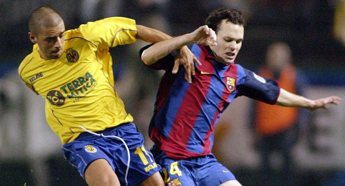 Guayre, junto a Iniesta durante un Villarreal - Barça. /AFP