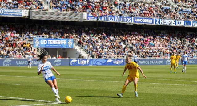 El césped ‘acorrala’ al Costa Adeje y el Heliodoro Rodríguez López aparece como única solución