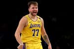Jordi Fernández y los árbitros sacan de quicio a un Luka Doncic huérfano de LeBron: «No voy a decir nada, pero todo el mundo sabe lo que sucedió»