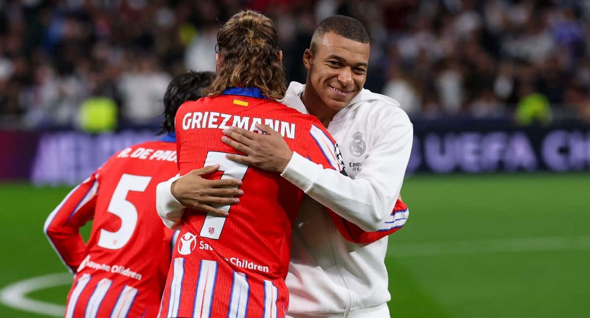 Griezmann y Mbappé se saludan antes de un derbi./AFP