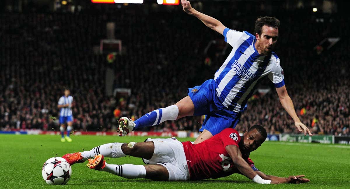 Mikel González junto a Patrice Evra en el partido de champions League jugado en Old Trafford. /AFP