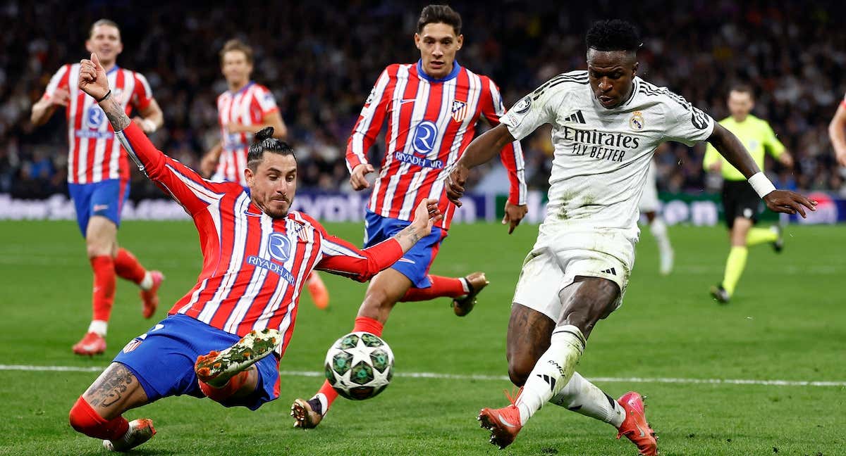 Pugna entre José María Giménez, del Atlético, y Vinicius Jr., del Real Madrid./REUTERS