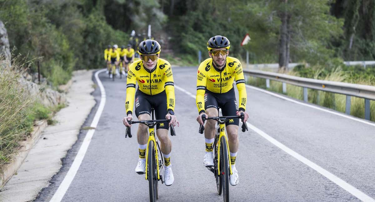 Jonas Vingegaard y Simon Yates, durante un entrenamiento. /VISMA | LEASE A BIKE