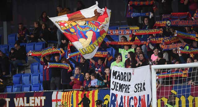 El Clásico pierde interés tras el 0-5 y firma una de las entradas más flojas en el Johan Cruyff