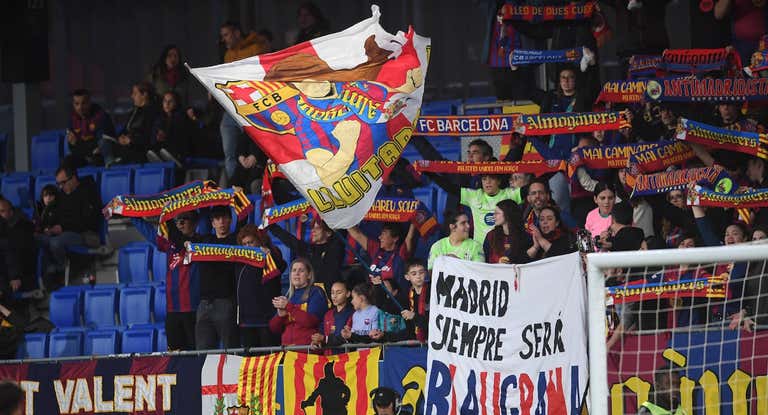Aficionados del Barça en el Johan Cruyff durante el Clásico de Copa.