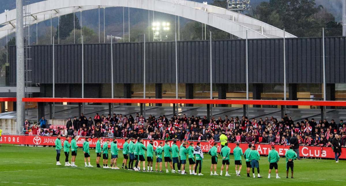 500 aficionados desplazados a Lezama para apoyar a la plantilla. /@AthleticXtra