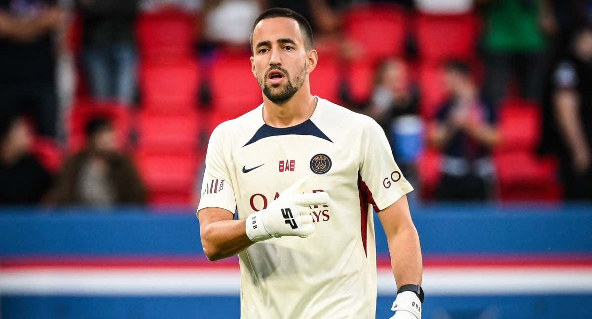 Borja Álvarez durante un calentamiento con el PSG./AFP