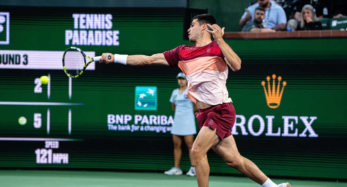 Carlos Alcaraz golpea una derecha durante su partido de tercera ronda en Indian Wells. /Tristan Lapierre / Zuma Press