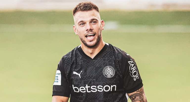 Borja González, en un partido con el OFI Creta.