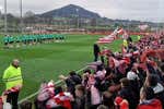 La afición del Athletic Club comienza la remontada en Lezama ante unos jugadores emocionados