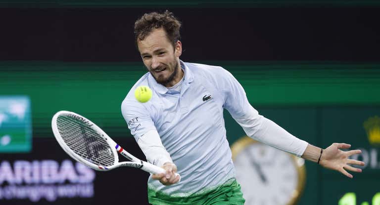Daniil Medvedev golpea la bola en el partido ante Tommy Paul.