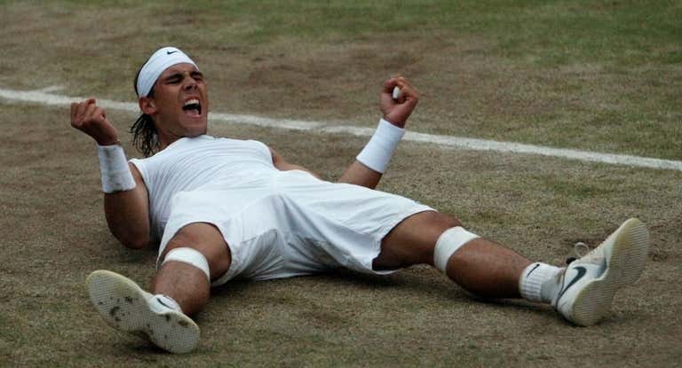 Rafael Nadal celebra su victoria ante Roger Federer en la final de Wimbledon 2008.