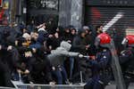 Disturbios, botellazos a la Ertzaintza, bengalas y bolas de goma en la previa del Athletic - Roma en San Mamés