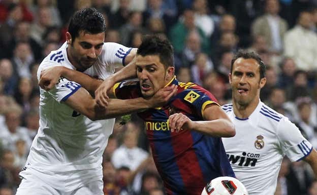 Albiol pugna con Villa en la Tormenta de Clásicos.