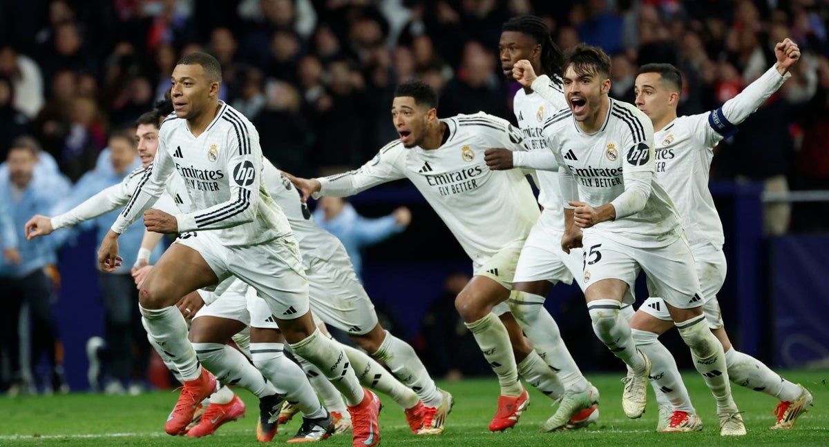 Los jugadores del Real Madrid celebran el pase a cuartos de final.