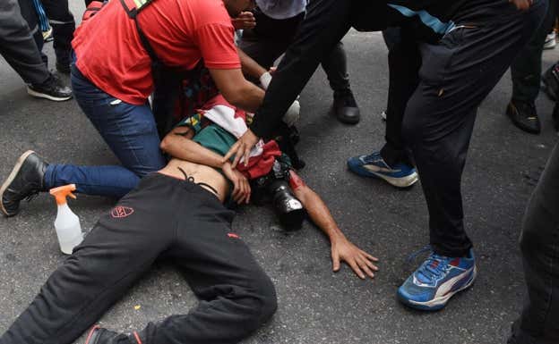 Un fotógrafo herido durante las protestas. Efe