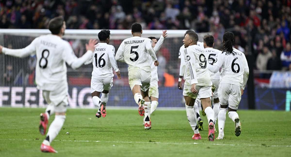 Los jugadores del Real Madrid corren para celebrar el pase a los cuartos de final de Champions.