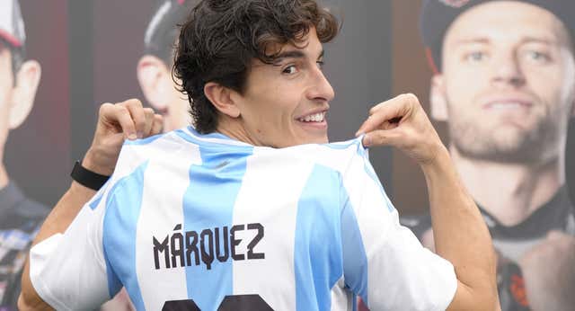 Marc Márquez manda un mensaje en forma de camiseta de la selección argentina: «Pero con mi nombre… que hay que tener valor para entrar con Messi o Maradona»