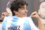 Marc Márquez manda un mensaje en forma de camiseta de la selección argentina: «Pero con mi nombre... que hay que tener valor para entrar con Messi o Maradona»