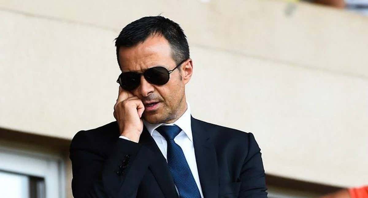 Jorge Mendes atiende una llamada, seguramente para hacer algún fichaje. /REUTERS