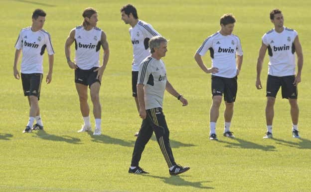 Mourinho, en un entrenamiento en su primera temporada, con Albiol de fondo.