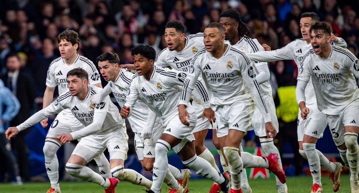 Los jugadores del Real Madrid justo cuando Rüdiger marca el penalti que les da el pase a cuartos de la Champions.