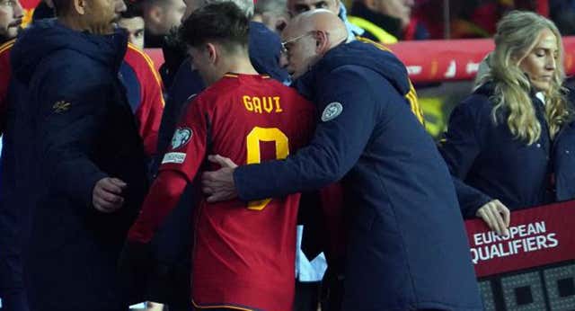 De la Fuente y su puño de hierro con Gavi… que ya probaron Ferran, Fermín o Joselu