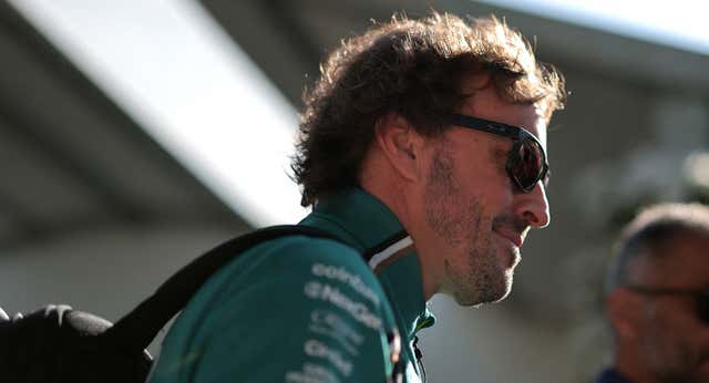 Fernando Alonso huye del ‘corralito’ de los viernes: «Venimos porque nos obligan, realmente no hay nada de qué hablar»