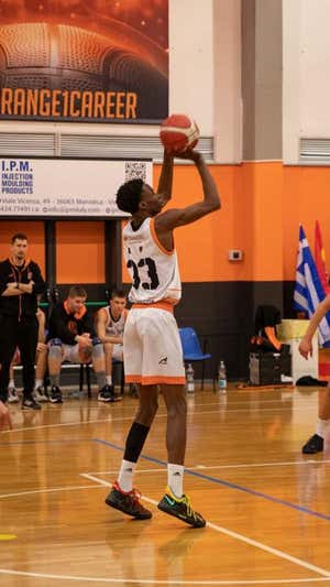 Dame Sarr en un torneo de 2021, cuando se enfrentó tanto a Real Madrid como Barcelona. Cedida por Giacomo Rossi | Orange1 Basket Bassano