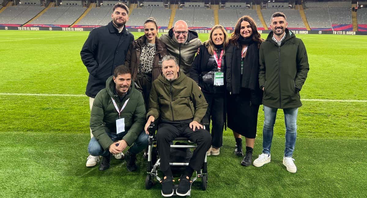 Juan Carlos Unzúe, rodeado del equipo de DAZN en un partido del Barça en Motjuic. /