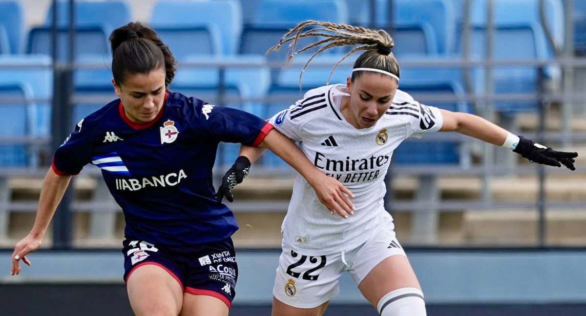 Athenea disputa un balón durante el Real Madrid - Dépor en el Di Stéfano. /LIGA F