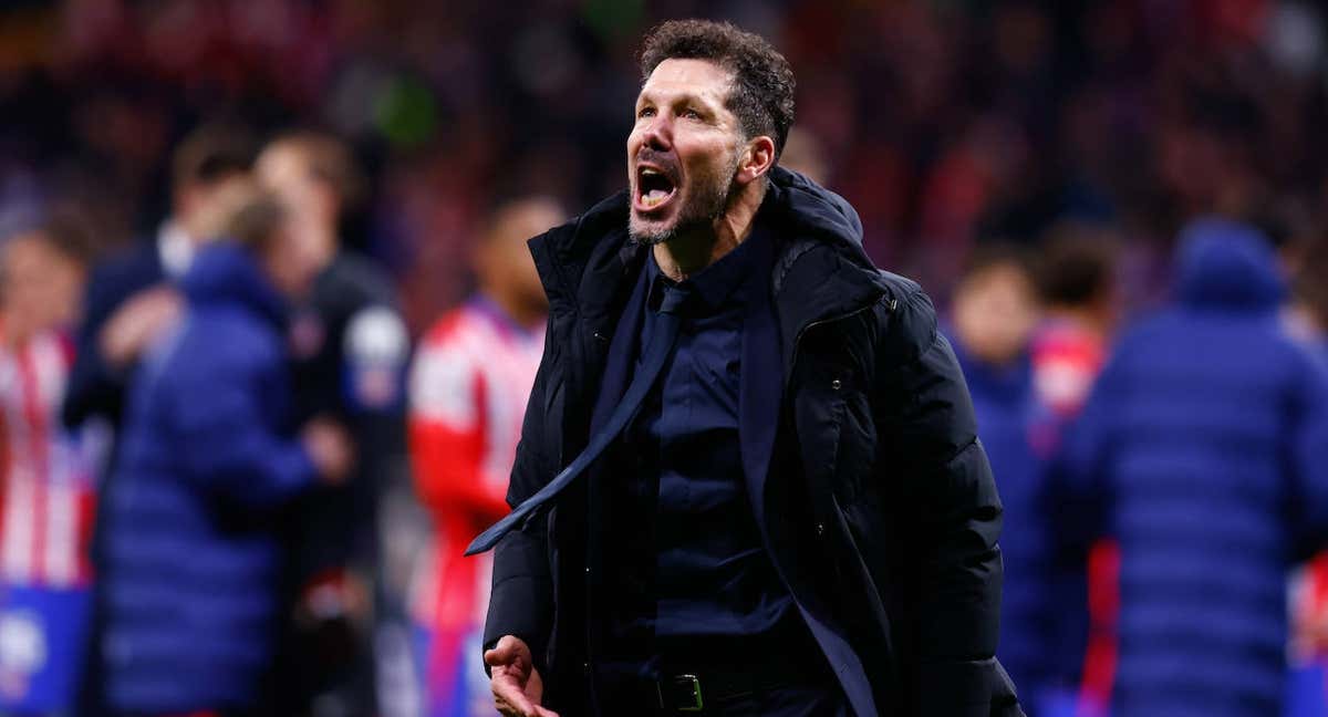 Simeone alienta a la grada del Metropolitano tras la eliminación de la Champions./EP